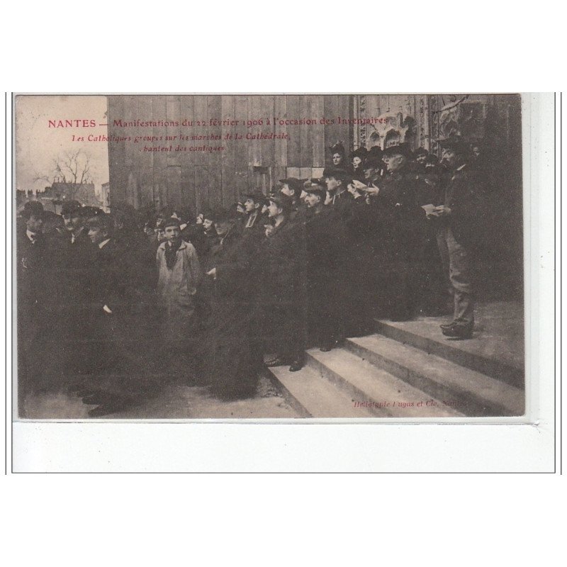 NANTES - 22 février 1906 - Inventaires - les catholiques chantent des cantiques devant la cathédrale - très bon état