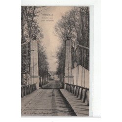 NEUVILLE - L'entrée du pont suspendu - très bon état