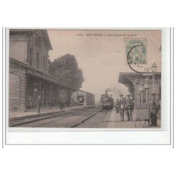 BOUCHAIN - Les quais de la gare - état (partiellement décollée)