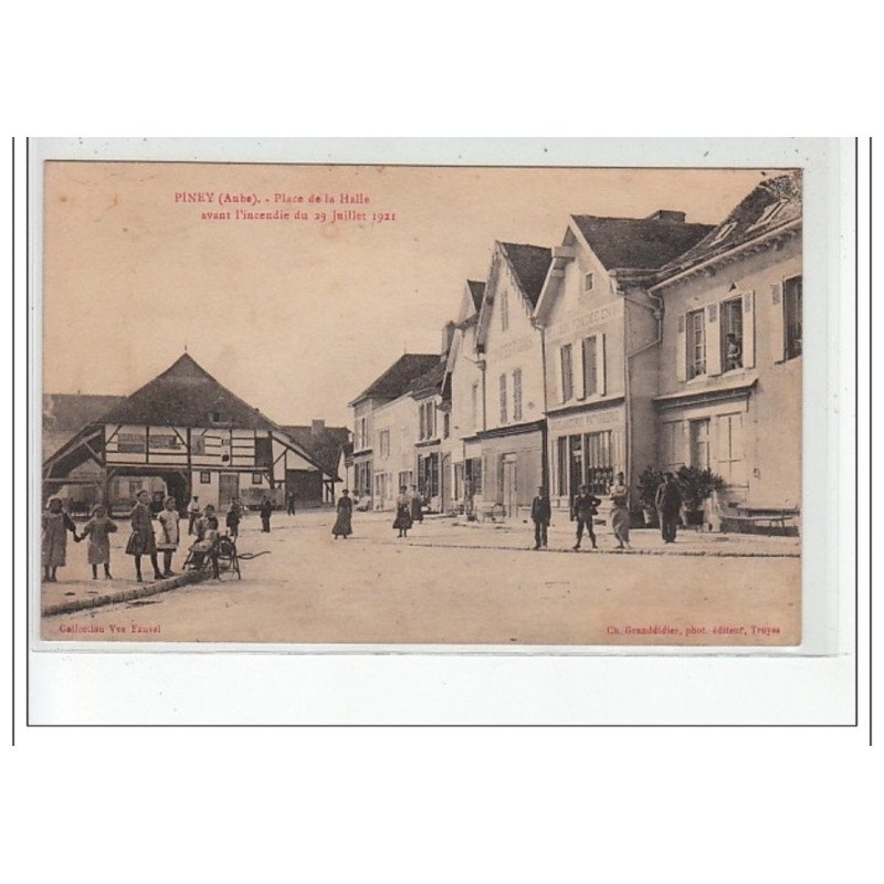 PINEY - Place de la halle avant l'incendie du 29 Juillet 1921 - très bon état