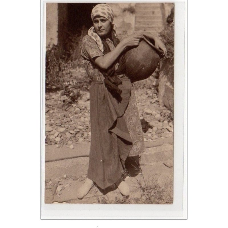 Carte photo d'une femme vers 1920 (photo MORETTI cachet à sec) - très bon état