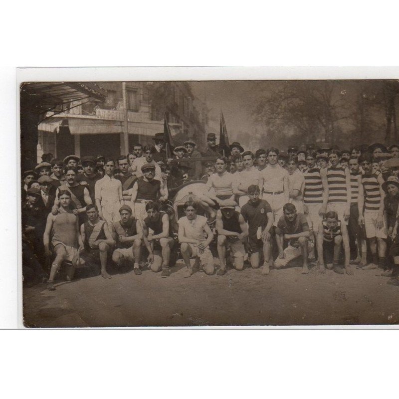 PERIGUEUX : carte photo d'un départ de course à pied devant le café """"le Petit Paris"""" vers 1910 - très bon état