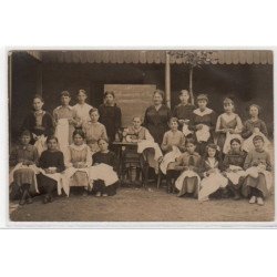 FOUG : carte photo d'une classe de l'école ménagère de Foug vers 1910 (machine à coudre) - bon état (un pli)