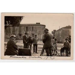 NOIRMOUTIER : carte photo d'un photographe en pleine action (même personnage) - très bon état