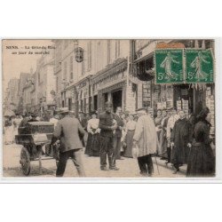 SENS : la grande rue un jour de marché (magasin de cartes postales) - bon état