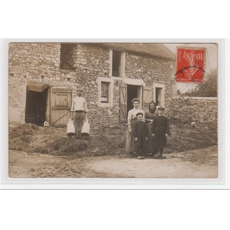 LE MESNIL SIMON : carte photo d'un intérieur de ferme - très bon état