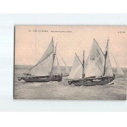 PORT EN BESSIN : Barques de pêche sortant - très bon état