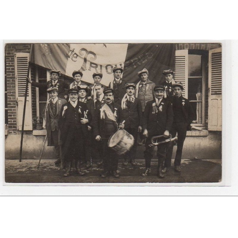 TRIGUERES : carte photo des conscrits - bon état (léger pli)