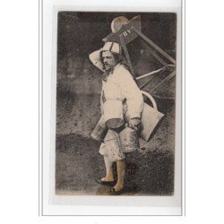 Un rémouleur angevin - état (traces de scotch et une déchirure) mais carte très rare.