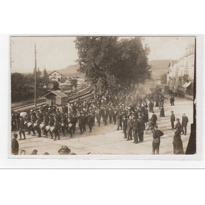 SAINT MIHIEL : carte photo d'un défilé militaire devant la gare - très bon état