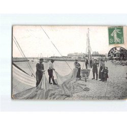 TROUVILLE : Pêcheurs réparant leurs filets - état