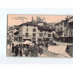 LAROQUEBROU : Place de l'Eglise - très bon état
