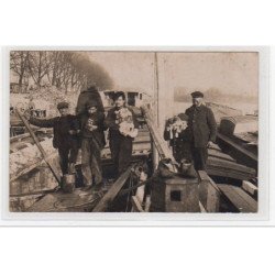 BORDS DE SEINE : carte photo d'une péniche avec son équipage (porteur et chiens) - bon état (une déchirure)