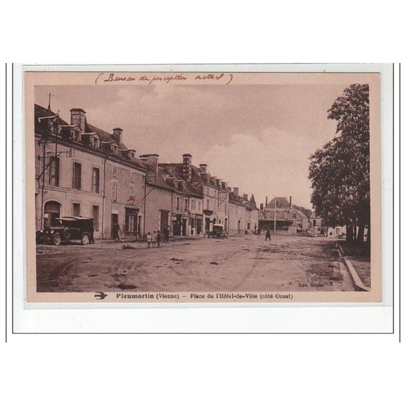 PLEUMARTIN - Place de l'Hôtel de Ville (côté ouest) - très bon état