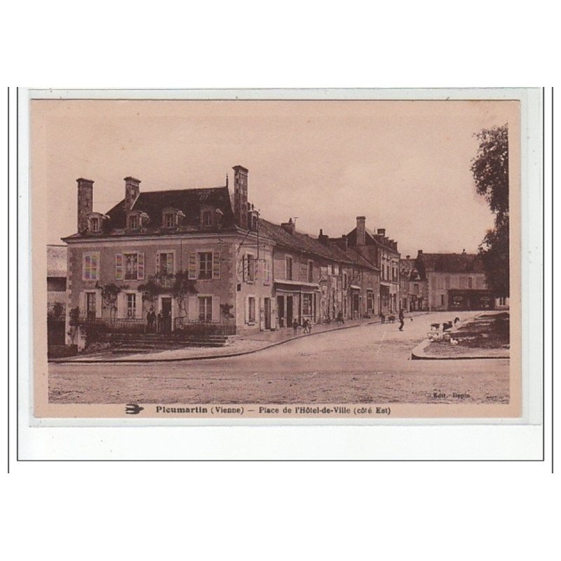 PLEUMARTIN - Place de l'Hôtel de Ville (côté est) - très bon état PLEUMARTIN - Place de l'Hôtel de Ville (côté est) - très bon état
