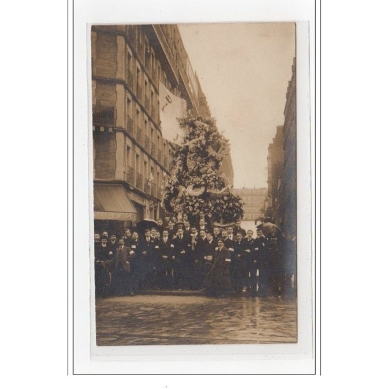 PARIS : carte photo des Camelots du Roi devant le Café Jeanne d'Arc (politique) - très bon état