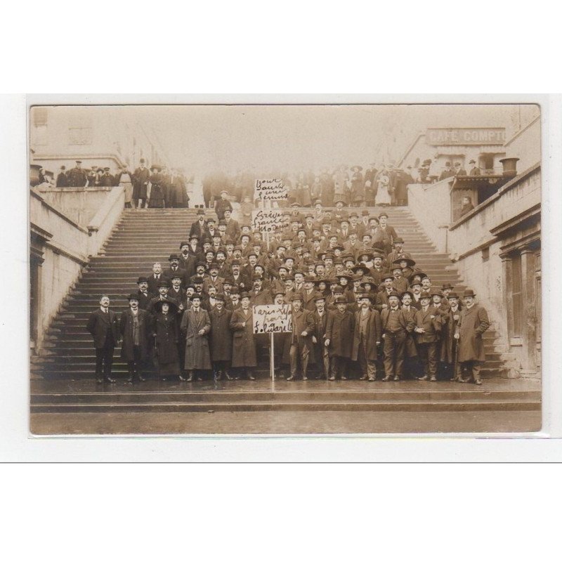 PARIS : carte photo d'un groupe de manifestants en grève vers 1910 - très bon état PARIS : carte photo d'un groupe de manifestants en grève vers 1910 - très bon état
