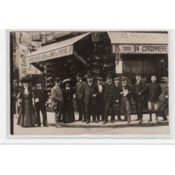 PARIS : carte photo d'une cordonnerie pour les """"laissés pour compte des grands bottiers """"! vers 1910 - très bon ét