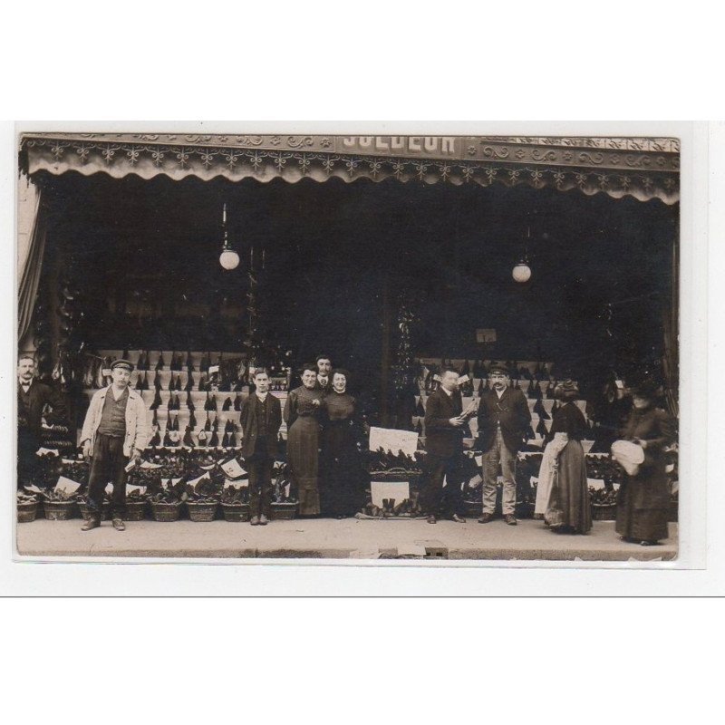 PARIS : carte photo d'un soldeur de chaussures vers 1910 - très bon état