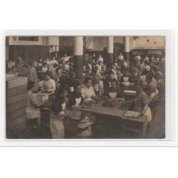 PARIS : photo format et papier cpa d'un atelier de fabrique de chocolats vers 1910 - très bon état