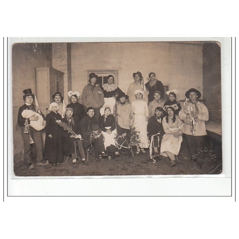 RETHEL - CARTE PHOTO - Enfants costumés - Spectacle - photo: Roch - état