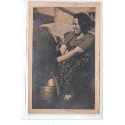 ROQUEFORT - Jeune femme trayant une brebis - CARTE PHOTO - état