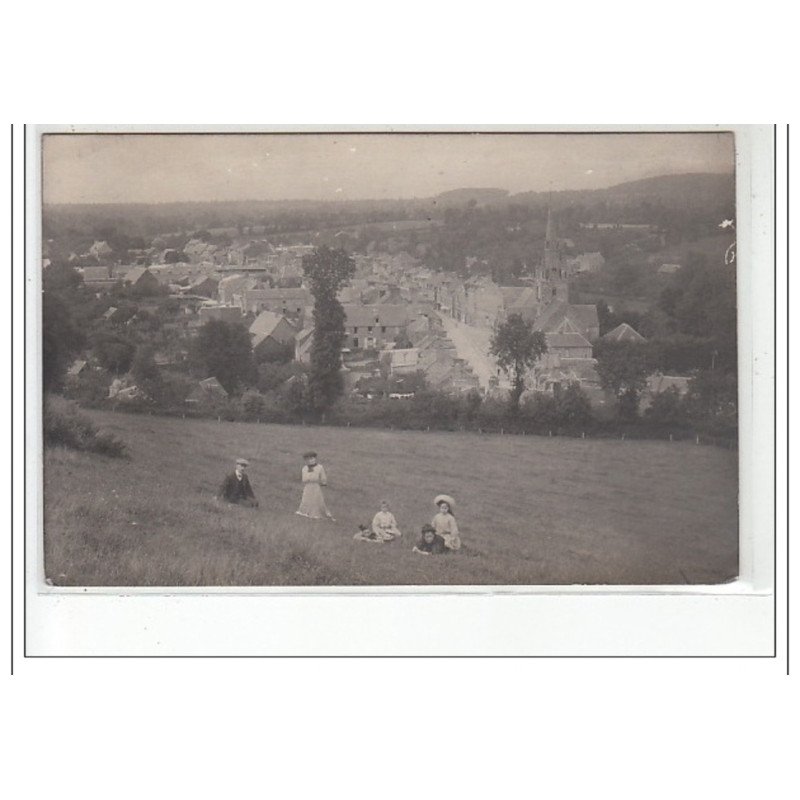 VASSY - CARTE PHOTO - Famille dans les prés - très bon état