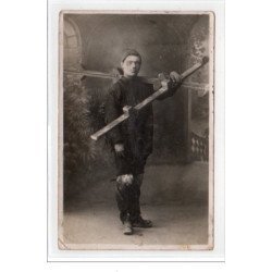 LAON et SOISSONS : carte photo du ramoneur Germain TOMBAC vers 1910 - bon état (dos sale et petit pli d'angle)