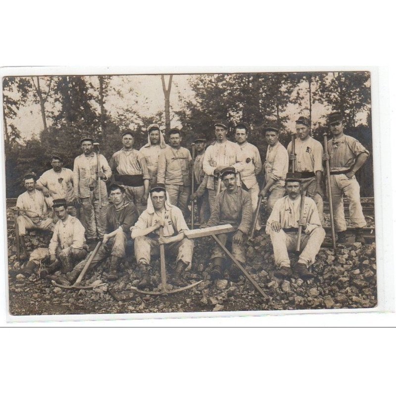 environs de LA FERE : carte photo d'ouvriers travaillant sur les voies de chemin de fer vers 1910 - très bon état