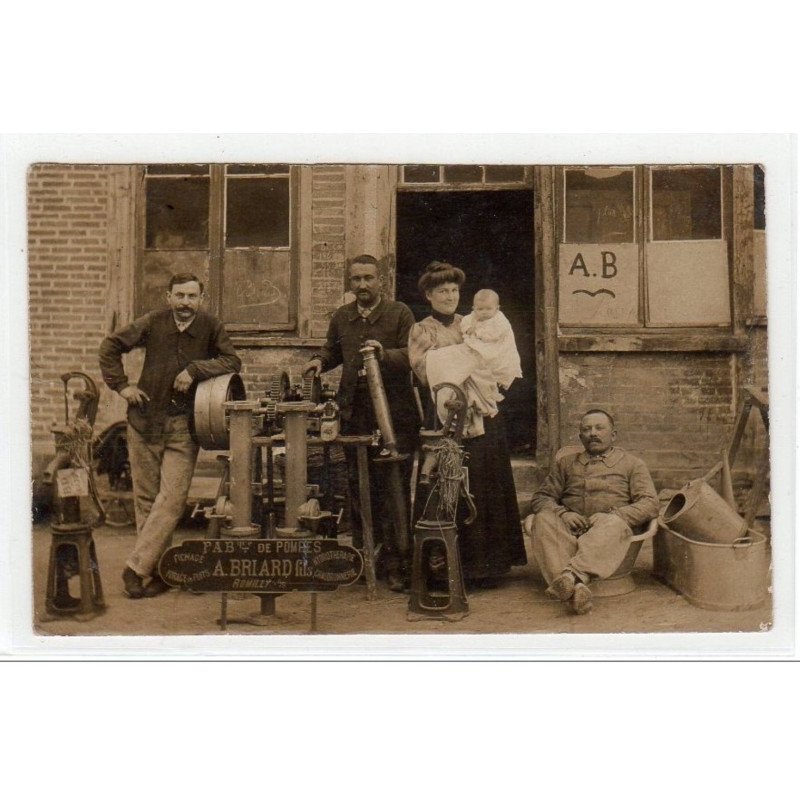 ROMILLY SUR SEINE : carte photo de la fabrique de pompes BRIARD - très bon état (un tout petit pli d'angle)