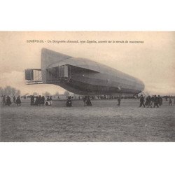 LUNEVILLE - Un Dirigeable Allemand, type Zeppelin, atterrit sur le Terrain de Manoeuvres - très bon état