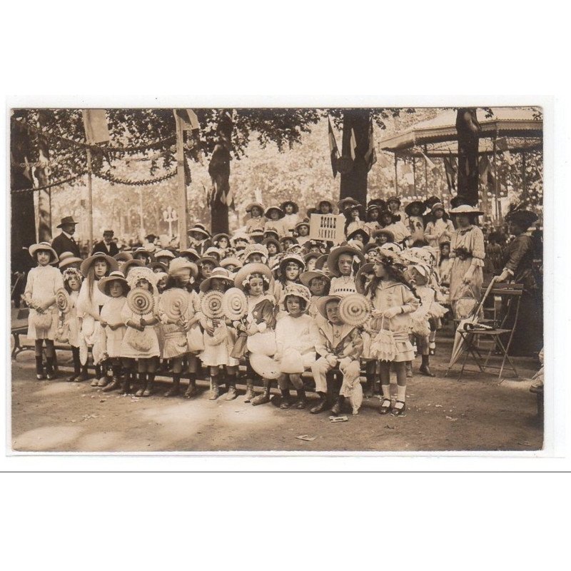 PARIS : carte photo d'enfants au jardins du Luxembourg vers 1910 - très bon état