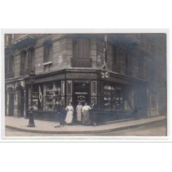 PARIS : carte photo d'un magasin de couleurs et vernis (papiers peints et quincaillerie) vers 1910 - très bon état