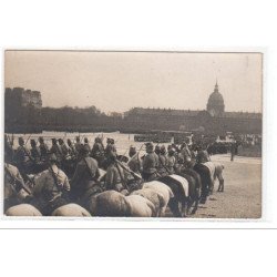 PARIS : carte photo de militaires devant les Invalides - très bon état