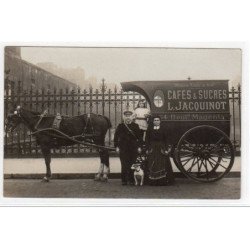 PARIS : carte photo d'un attelage de livraison des cafés et sucres JACQUINOT - 54 boulevard Magenta - très bon état