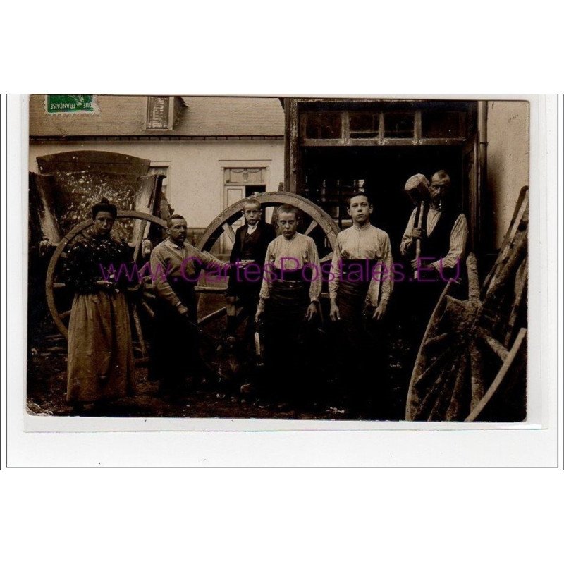 A localiser : carte photo d'un atelier de charrons vers 1910 - bon état (un coin plié)