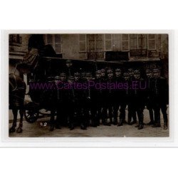 PARIS 5ème : carte photo d'un groue de policiers et de leur attelage sur la place Sainte Genevieve - très bon état