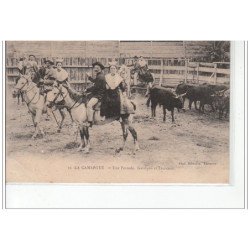 LA CAMARGUE - Une Ferrade - gardiens et taureaux - très bon état