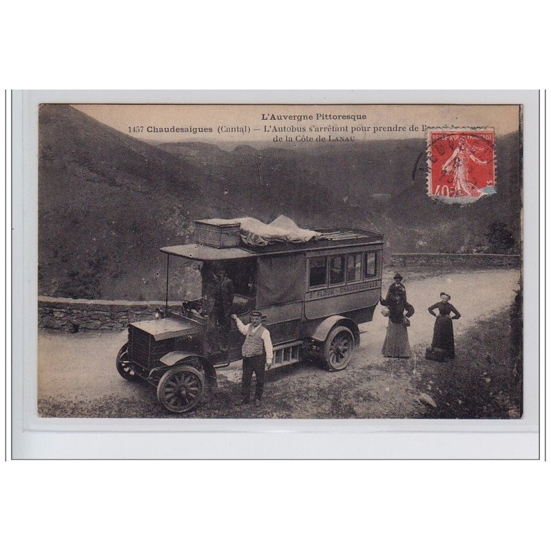 CHAUDESAIGUES : l'autobus venant de Saint Flour - très bon état CHAUDESAIGUES : l'autobus venant de Saint Flour - très bon état
