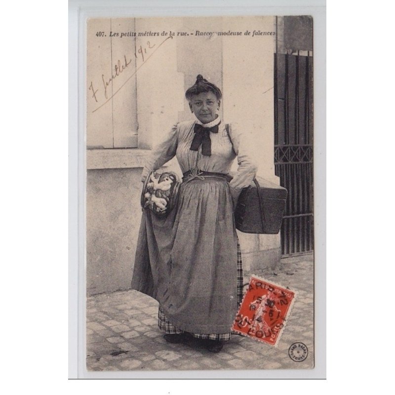 TOURS (série des métiers de Tours n°407) : une raccommodeuse de faïences  - bon état (un manque au niveau de la légende