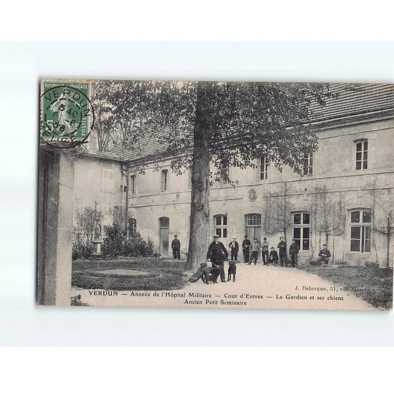 VERDUN : Annexe de l'Hôpital Militaire, cour d'entrée, le gardien et ses chiens, ancien petit séminaire - état VERDUN : Annexe de l'Hôpital Militaire, cour d'entrée, le gardien et ses chiens, ancien petit séminaire - état
