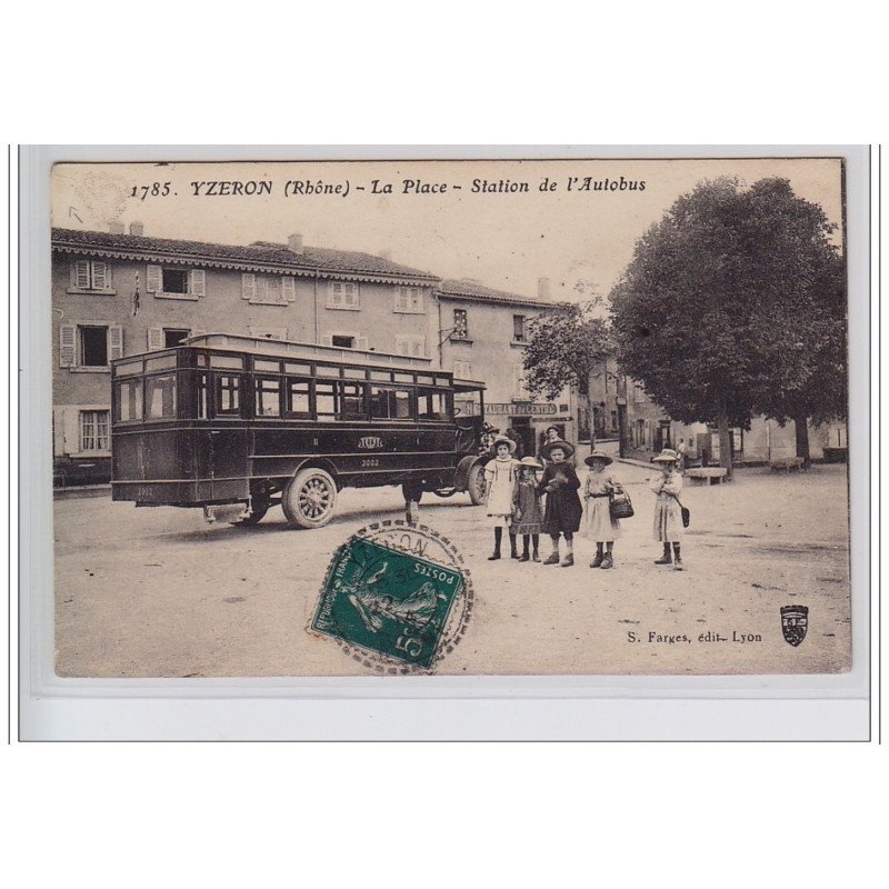 YZERON : l'autobus sur la place - bon état (un coin plié et une trace au dos) YZERON : l'autobus sur la place - bon état (un coin plié et une trace au dos)