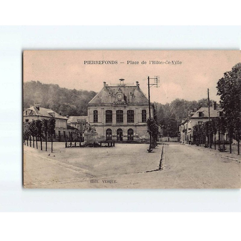 PIERREFONDS : Place de l'Hôtel de Ville - très bon état