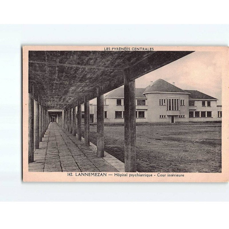 LANNEMEZAN : Hôpital Psychiatrique, cour intérieure - état