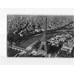 PARIS : La Tour Eiffel, le pont d'Iéna, et au fond, l'Arc de Triomphe de l'étoile - très bon état