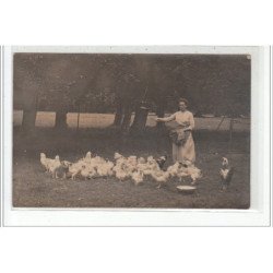 ROUEN - CARTE PHOTO - Femme donnant du grain aux poules - Cliché A. Chambry à ROUEN - très bon état