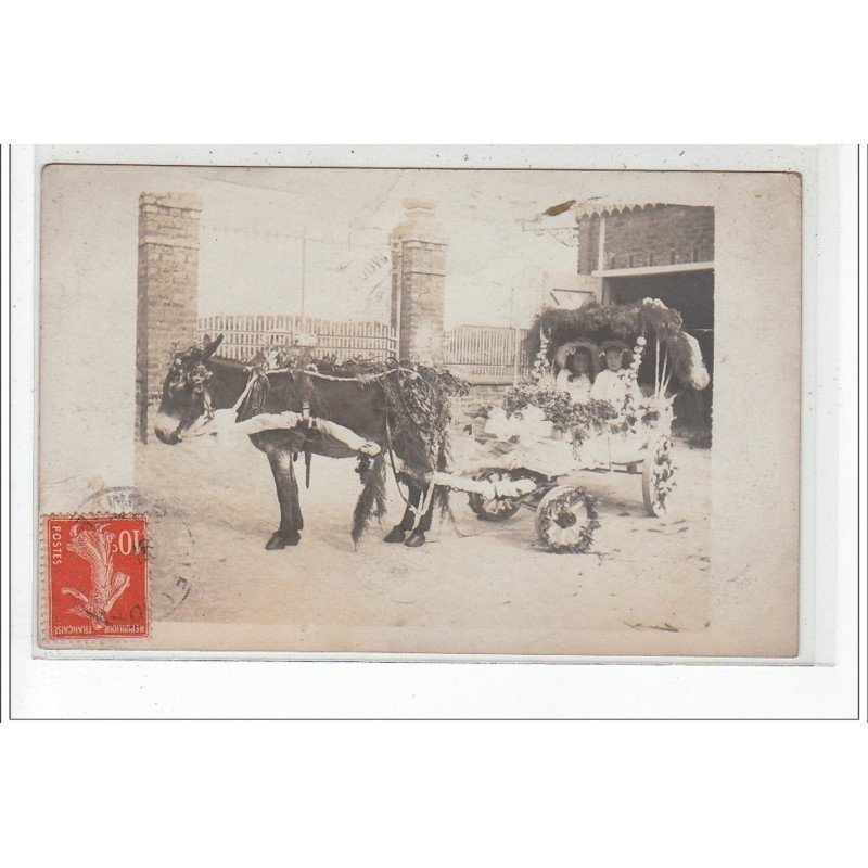 LE CROTOY - CARTE PHOTO - Char fleuri tiré par un âne et conduit par deux fillettes - très bon état