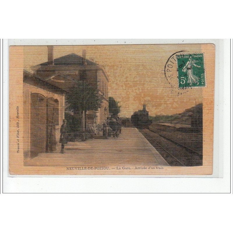 NEUVILLE DE POITOU - La Gare - Arrivée d'un train - Toilée - très bon état