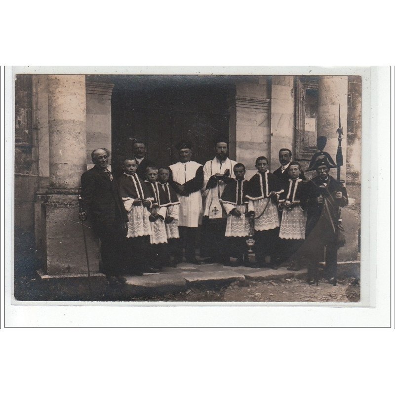 VENDHUILLE - CARTE PHOTO Janvier 1913 - Groupe devant l'église - RELIGIEUX - très bon état