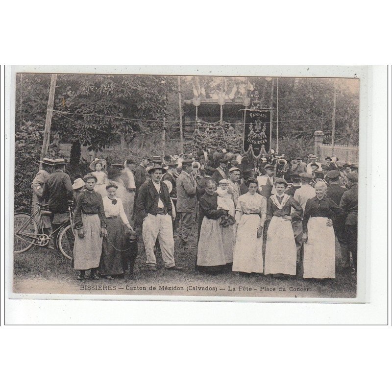 BISSIERES - Canton de Mézidon - La Fête, place du Concert - très bon état